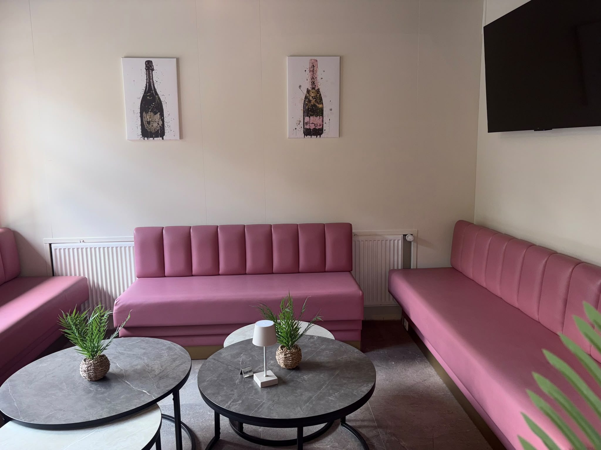 Lounge Bereich mit Sofas