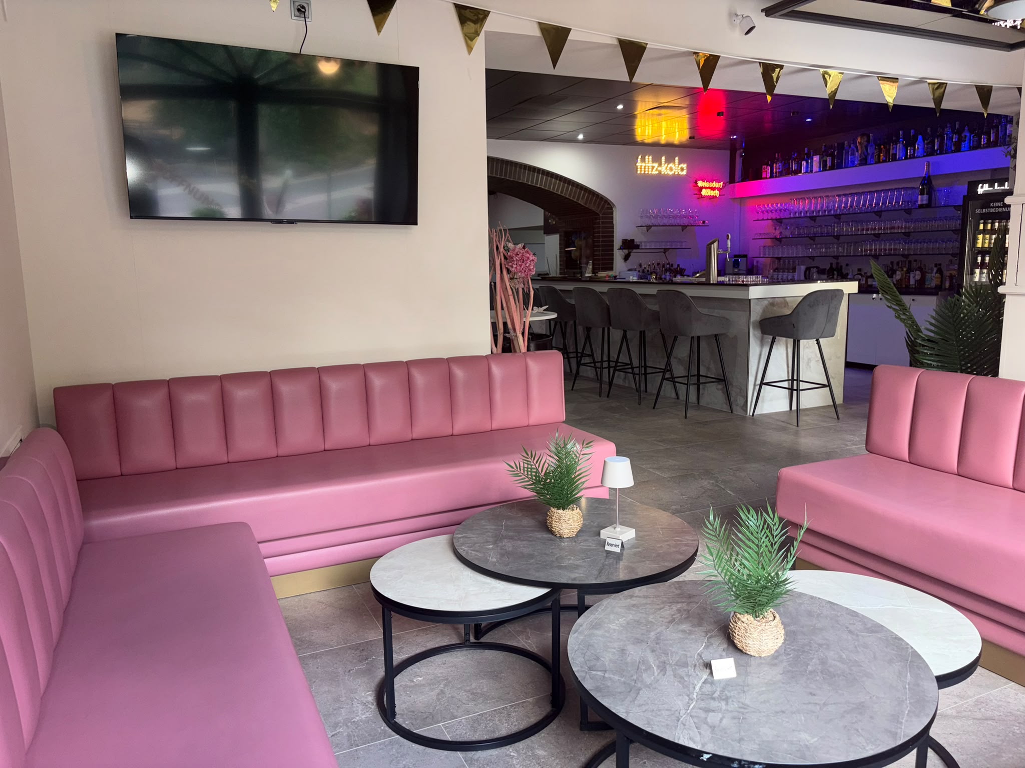 Lounge mit Bar im Hintergrund